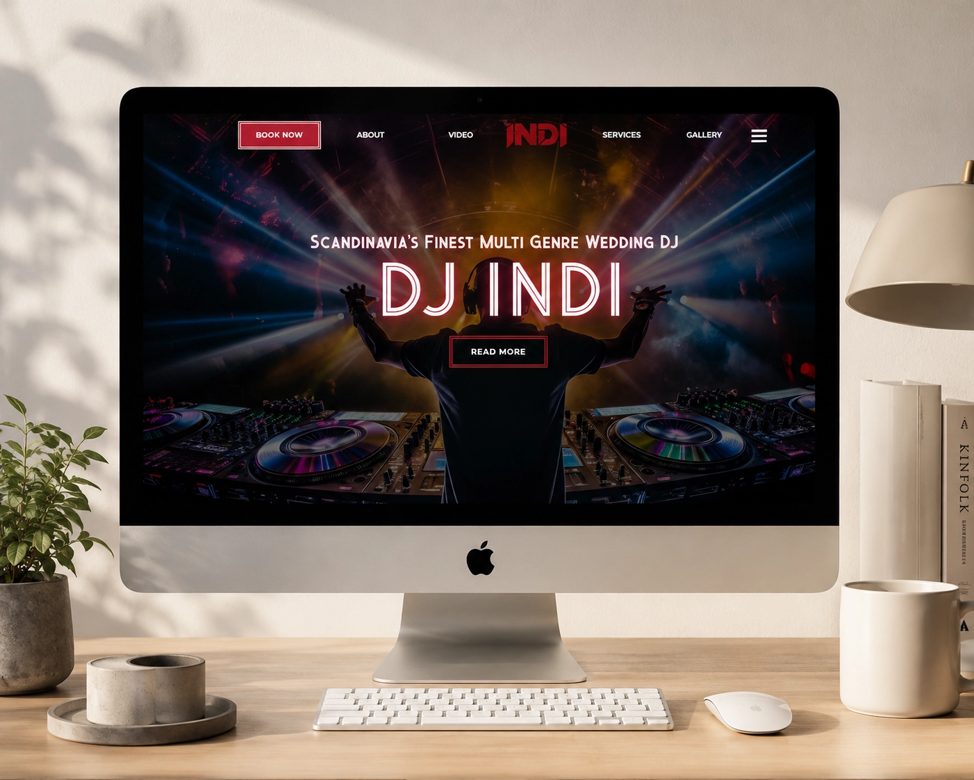 DJ Indi nettside og logo mockup